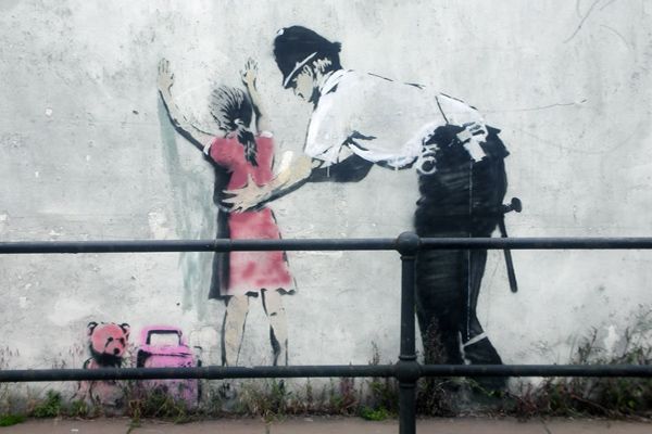 fillette-banksy graffeur banksy fillette