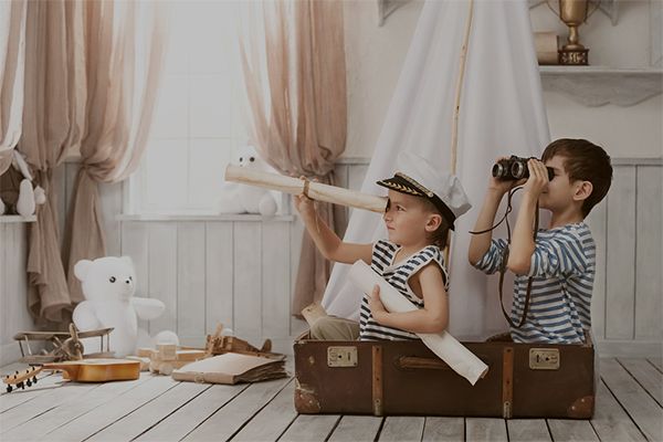 Boys in the image of sailors playing in her room agence de publicité monaco